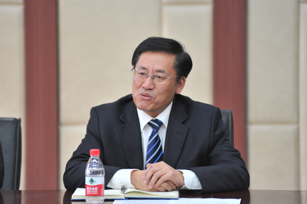 党委书记吴国春在座谈会上讲话