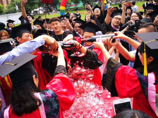 学院给学生一场浪漫的毕业典礼