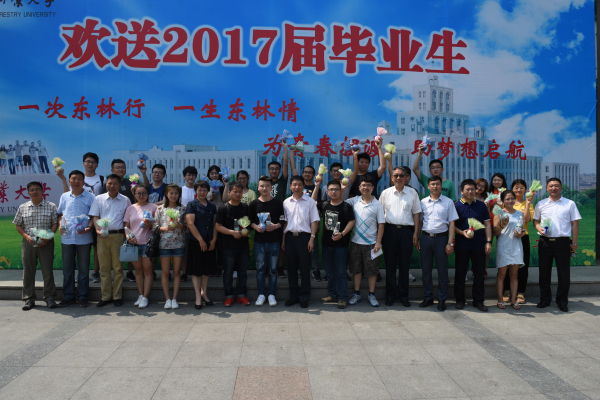 毕业生们收到学校领导赠与的平安果和思源水，激动不已