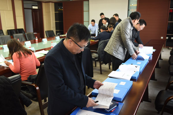 专家组查阅我校实验室安全管理规章制度