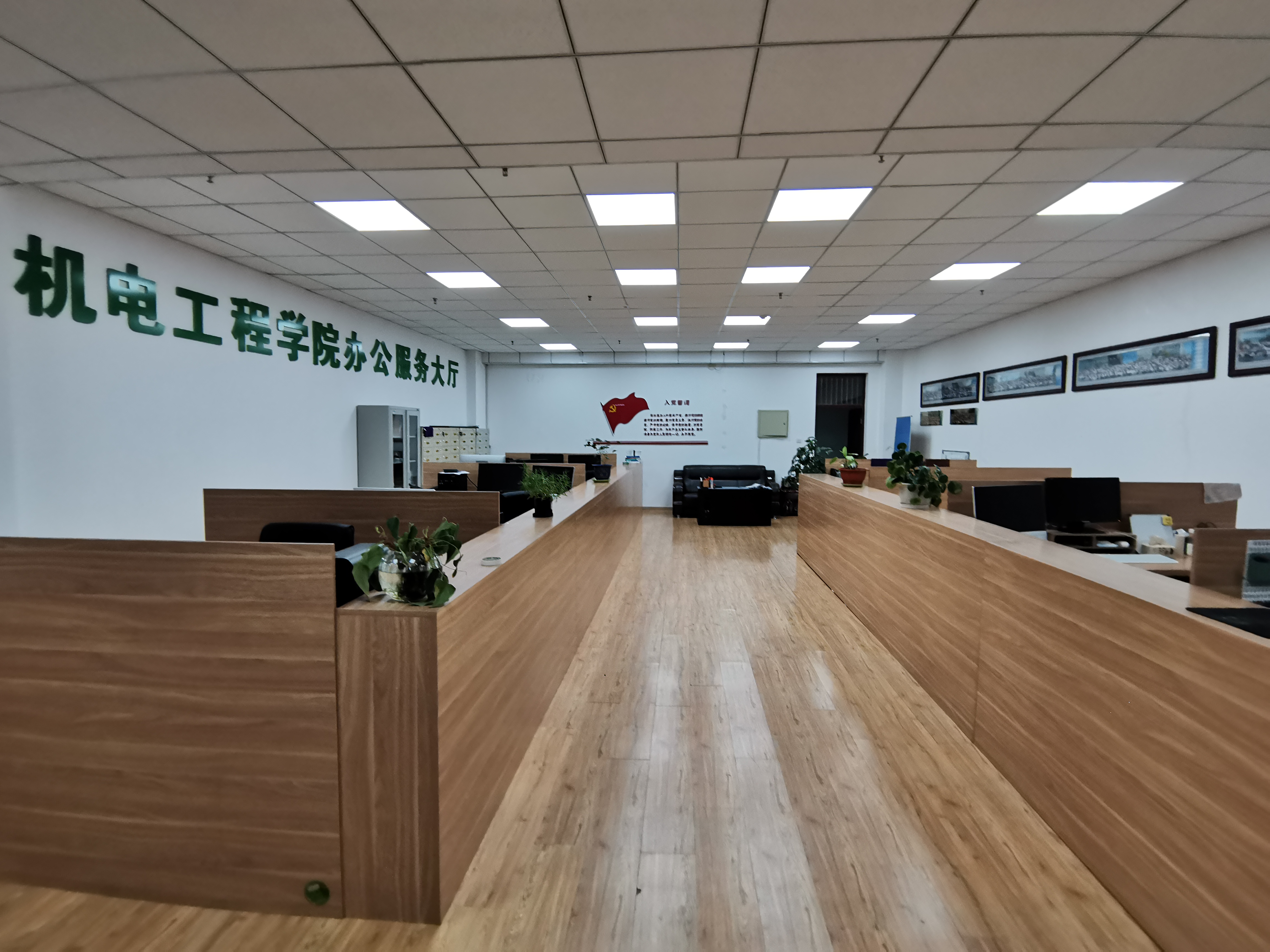 打扫后的学院办公服务大厅 打扫后的学院办公服务大厅