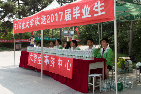 志愿者烈日下积极为学长学姐的毕业离校服务