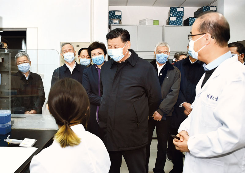 2020年3月2日,中共中央总书记、国家主席、中央军委主席习近平在北京考察新冠肺炎防控科研攻关工作。这是习近平在清华大学医学院全球健康与传染病研究中心同科研人员交谈。 2020年3月2日,中共中央总书记、国家主席、中央军委主席习近平在北京考察新冠肺炎防控科研攻关工作。这是习近平在清华大学医学院全球健康与传染病研究中心同科研人员交谈。
