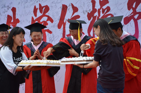 切一块蛋糕，送一份祝福