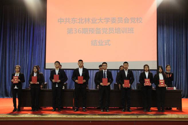 嘉宾为先进学员组、优秀学员代表颁发证书