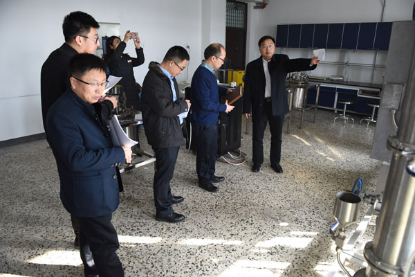 专家组对我校实验室进行实地督察