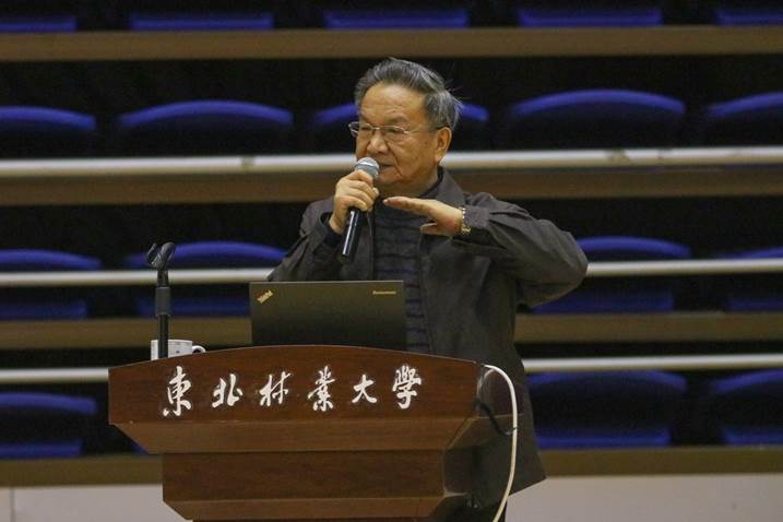 李坚院士为2017级新生作报告  日期：2017-11-29 发布单位：党委学工部 文字：侯利军 图片：邱晨浩 李诗喆 分享到 : 根据学校“树人工程”育人目标要求和“双新”教育计划总体安排，为提高新生生态文明意识，增强科学创新理念，11月27日晚，党委学工部特邀中国工程院院士、我校原校长、博士生导师李坚教授在新体育馆为全体2017级新生作了题为《仿生自然 绿色发展》的专题报告。报告会由学生资助管理中心主任、学工部副部长、学生处副处长李玉荣主持，全体2017级新生及辅导员参加报告会。  李坚院士从党的十九大报告提出的新理念、新思想、新战略谈起，强调了习近平新时代中国特色社会主义思想中有关自然、生态的重要论述，阐释了“绿色”作为五大发展理念正逐渐深入人心。随后，李坚院士通过棉花的“轻柔飘逸”、在水面行走的水黾、鸭鹅的羽毛结构、昆虫的复眼结构、青蛙的眼睛等20多个常见自然界生物特性，讲解了大自然给予人类科技创新的启发。他以植物的自清洁与自适应、自然界令人叹为观止的生物结构以及含羞草遇到触碰即叶片合闭、穿山甲遭遇危险躯体紧缩等自然界中的智能响应生物，讲述了自然界的神奇。李坚院士以极具专业素养的语言带领听众来到了一个大自然与材料的新世界。李坚院士还对当前科技前沿的3D打印技术进行了着重讲解。    李坚院士全程站立为2017级新生作报告
